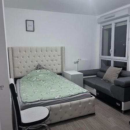 Chambre Individuelle Dans Un Appartement A 37 De Champs Elysees Sartrouville Dış mekan fotoğraf