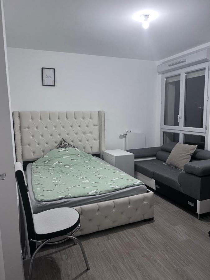 Chambre Individuelle Dans Un Appartement A 37 De Champs Elysees Sartrouville Dış mekan fotoğraf